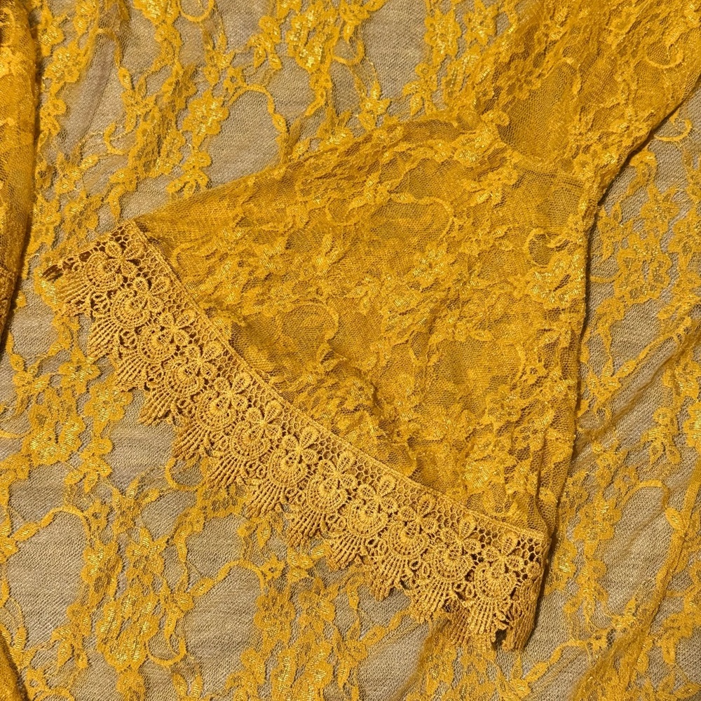 Poly & Esther Lace Duster - Picture 3 of 4